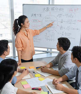 商讨大数据技术方案的场景